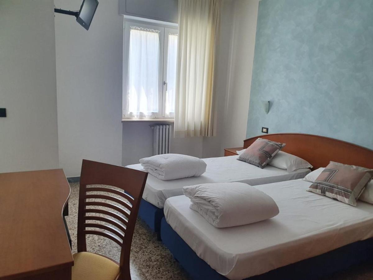 Hotel 2 Palme Torri Del Benaco Bagian luar foto
