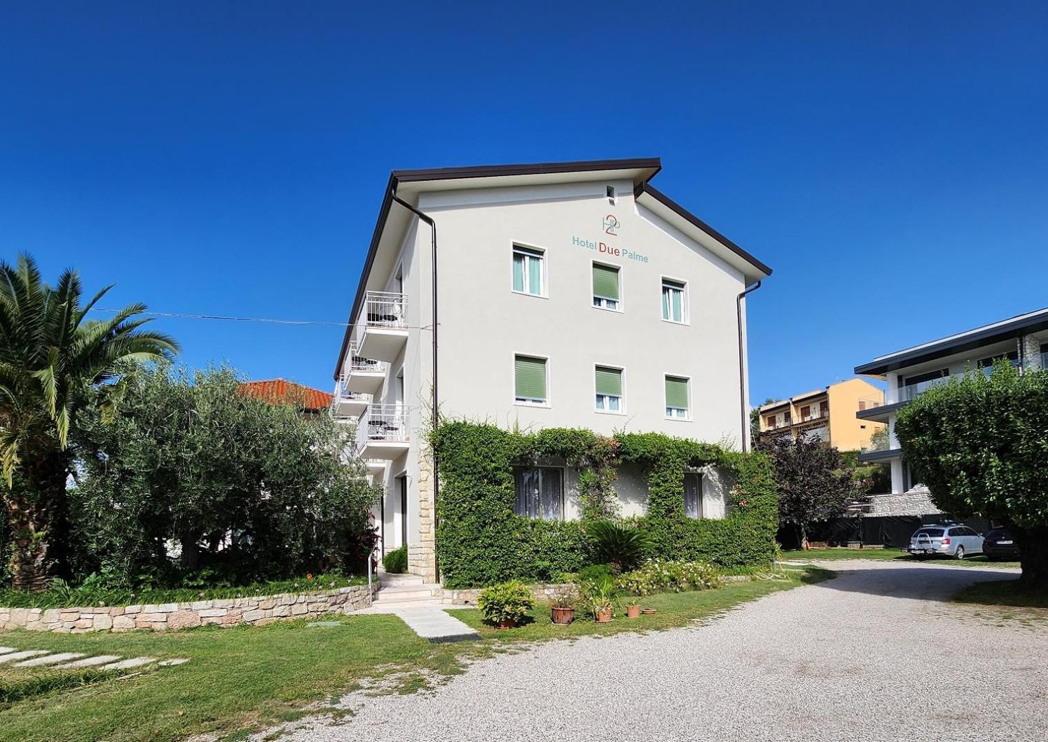 Hotel 2 Palme Torri Del Benaco Bagian luar foto
