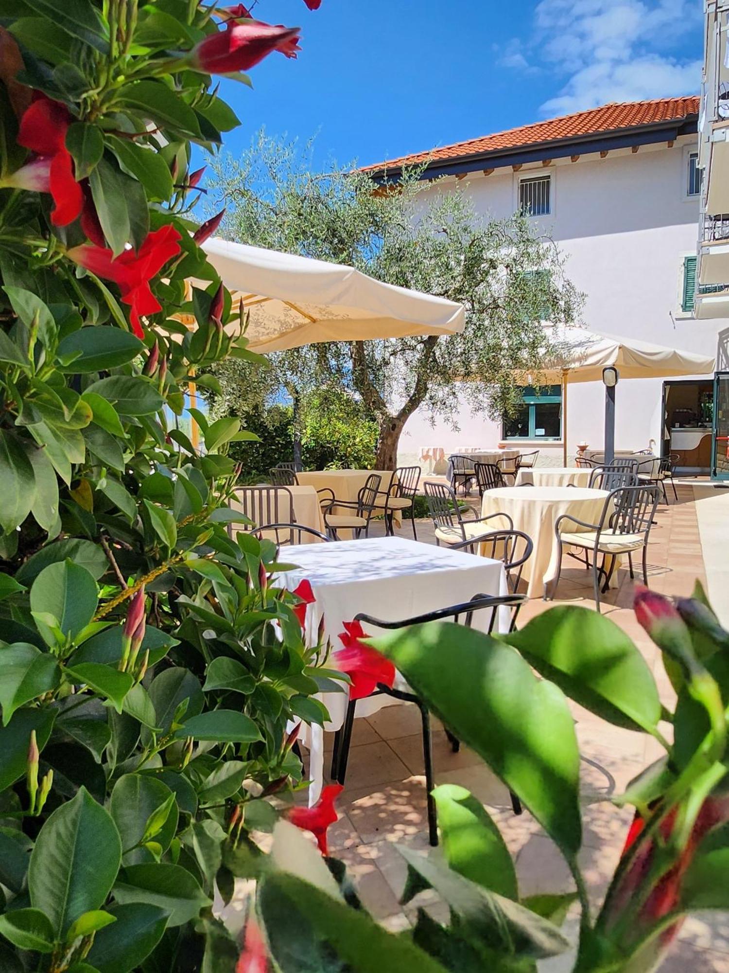 Hotel 2 Palme Torri Del Benaco Bagian luar foto