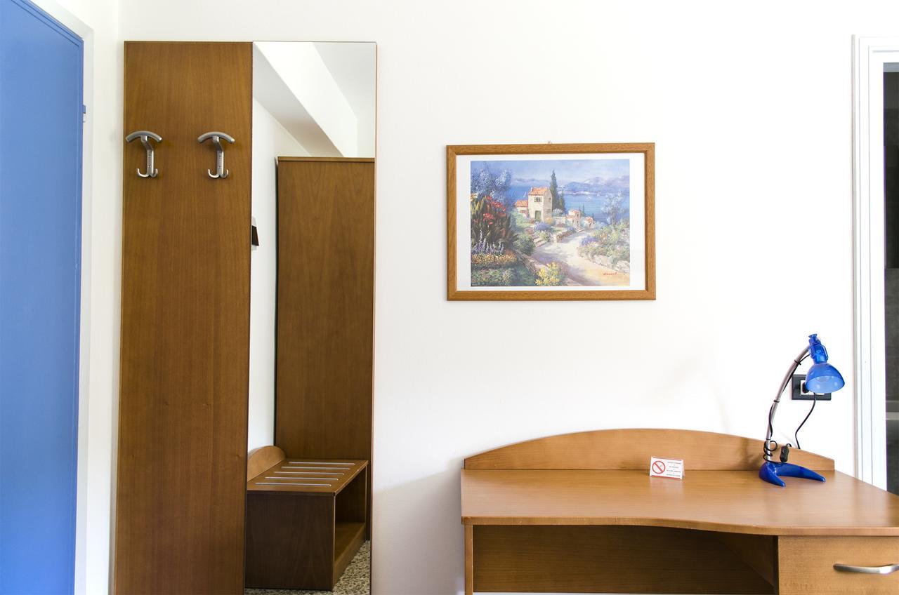 Hotel 2 Palme Torri Del Benaco Bagian luar foto
